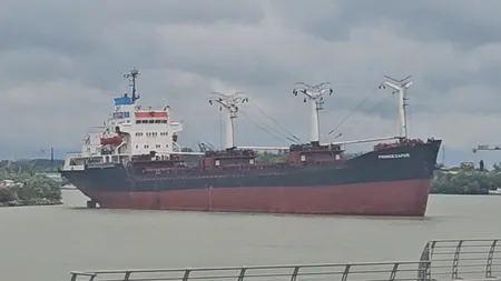 Dunărea aproape blocată în dreptul orașului Tulcea, după ce un cargo a lovit un ponton și a fost la un pas să se izbească de faleză. Imagini cu momentul impactului