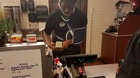 Acest tânăr a lucrat purtând guler cervical și proteză la mână. Motivul pentru care a făcut asta l-a făcut însă celebru în toată lumea