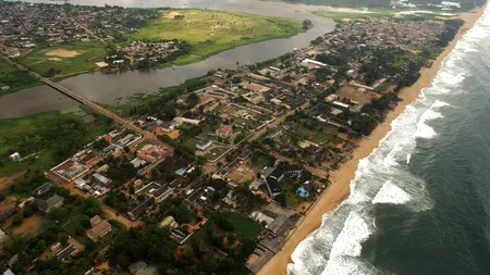 Cel puțin 16 persoane au fost ucise într-o stațiune balneară din Coasta de Fildeș, frecventată de turiști occidentali. UPDATE