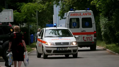 Accident grav în Arad: patru copii și o tânără au ajuns la spital, după ce mașina în care se aflau a intrat într-un copac