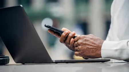 Un bărbat de 80 de ani a pierdut 241.000 de euro! Bătrânul a fost contactat de un escroc care s-a dat drept un angajat al băncii