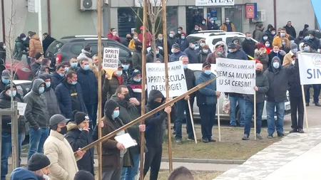 „Țepe” pentru ministrul Energiei. Sute de angajați de la ALRO Slatina au protestat în fața prefecturii Olt, de teamă că își vor pierde slujbele
