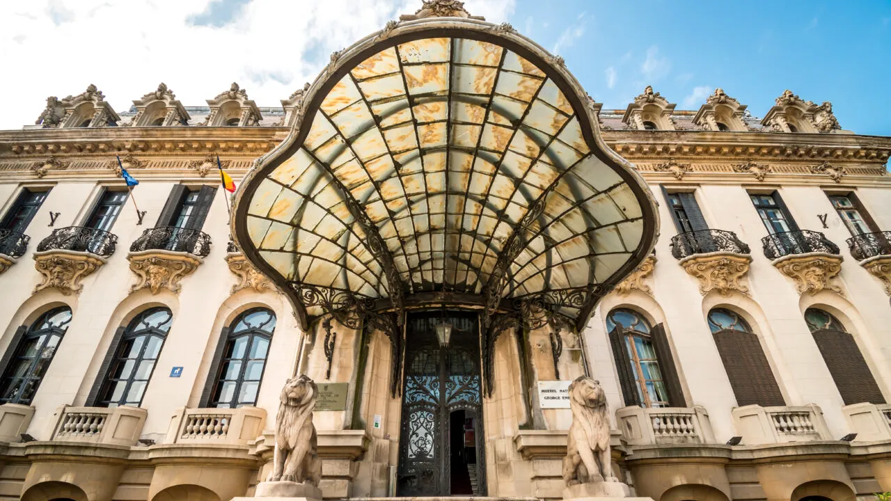 FOTO | Ministrul Culturii anunță o nouă licitație pentru restaurarea Palatului Cantacuzino din București, care găzduiește Muzeul Enescu