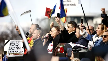 Proteste anti-restricții în Capitală. Diana Șoșoacă, pornită împotriva statului: „Jos Arafat! Jos Guvernul! Jos președintele!” / Zeci de oameni s-au adunat în Piața Universității și în Piața Victoriei! - FOTO EXCLUSIV