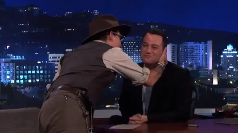 Johnny Depp l-a sărutat pe buze pe realizatorul TV Jimmy Kimmel - VIDEO