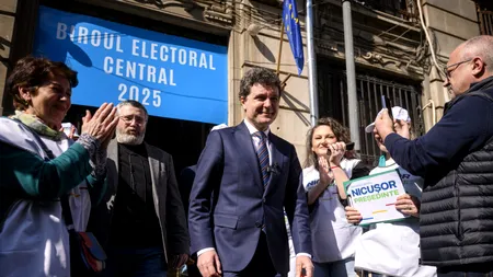 Nicușor Dan și-a depus candidatura la PREȘEDINȚIE / Primarul general a dus la BEC 240 de mii de semnături / „Sunt optimist”