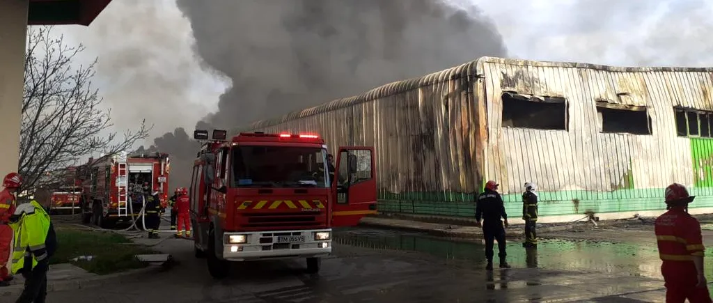 FOTO-VIDEO | Incendiu puternic la fosta fabrică de țigări a lui Zaher Iskandarani din Timișoara. A fost emis mesaj de avertizare prin Ro-Alert