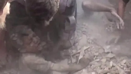 Scene emoționante în Siria. Un bărbat și un copil sunt scoși de sub ruine după un bombardament
