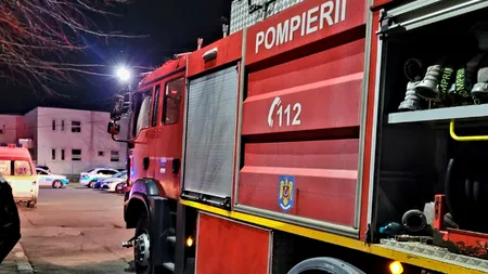 FOTO Panică într-un bloc din Giurgiu. Locatarii au fost evacuați în miez de noapte, din cauza unui INCENDIU provocat de o lumânare