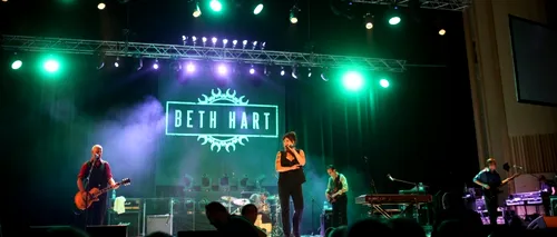 GÂNDUL MEU. Beth Hart și-a extaziat noii ei 3500 de prieteni într-o seară miraculoasă în care cel mai tare blues-rock a cutremurat Sala Palatului