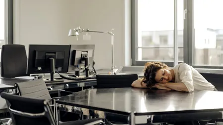 Ce să faci ca să nu adormi cu capul pe masa la birou. Explicațiile psihologilor în ce privește „conceptul de power NAP”