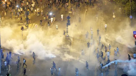 GHID DE SUPRAVIEȚUIRE. Cum să reacționezi dacă ești surprins de INCIDENTE VIOLENTE la protest