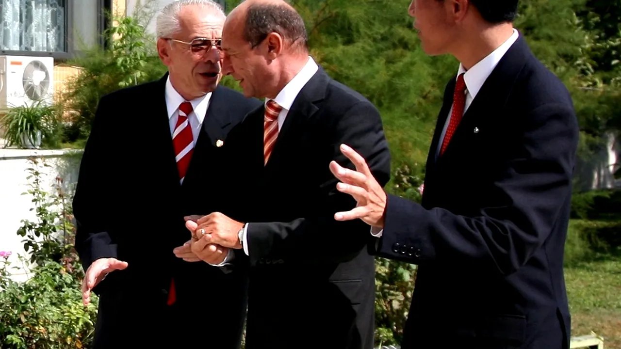 Băsescu îl decorează pe Văcăroiu