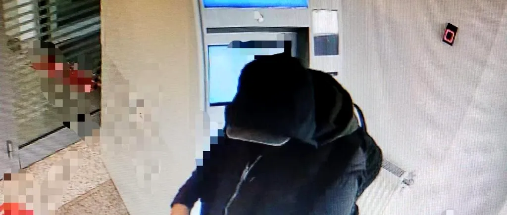 FOTO-VIDEO. 240.000 de euro falși, încărcați în bancomatul unei bănci. Cum au reușit suspecții să păcălească sistemele de securitate