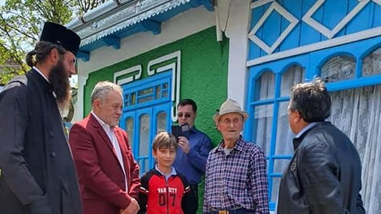 FOTO. Fără mască și mănuși, mai mulți consilieri din Vaslui au împărțit diplome veteranilor de război: „Ne bucurăm să-i avem în viață”