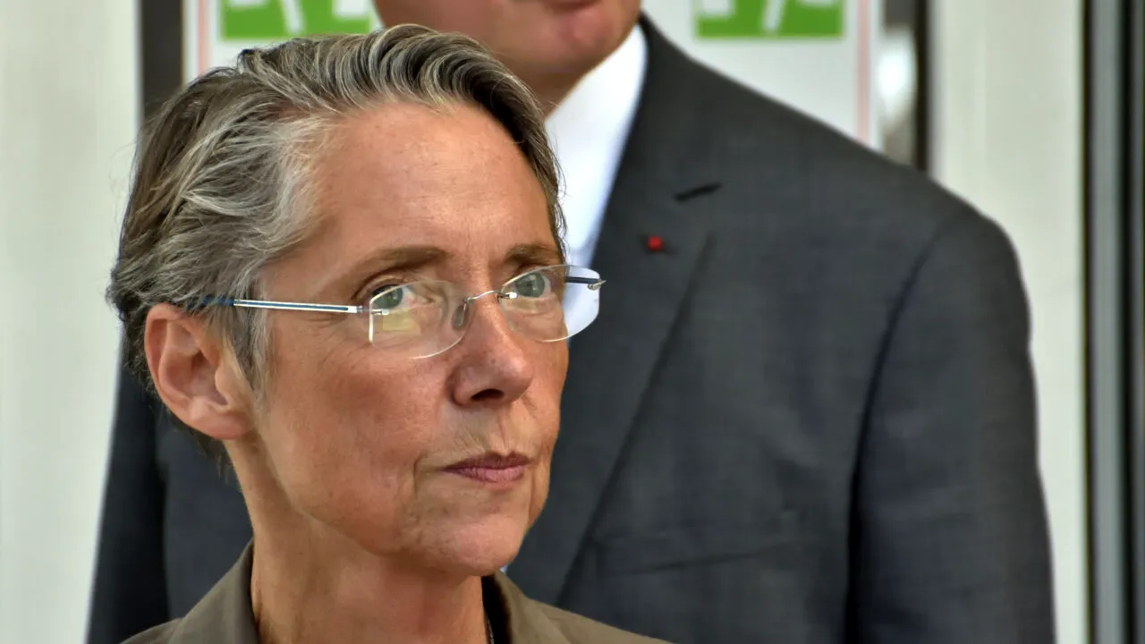 Emmanuel Macron a numit-o pe Elisabeth Borne în funcţia de prim-ministru al Franței. Decizia are loc după ce premierul francez Jean Castex și-a dat demisia