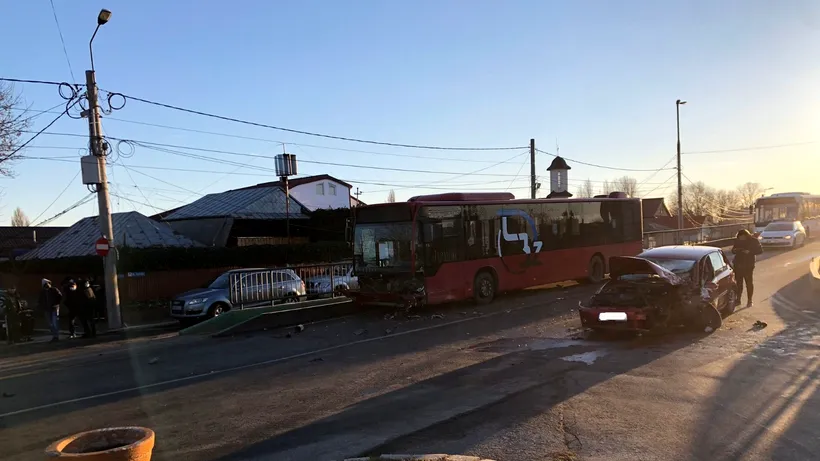 Trei tineri de 18 ani din Buzău, două fete și un băiat, au fost răniți după ce mașina condusă de tânăr a lovit un autobuz