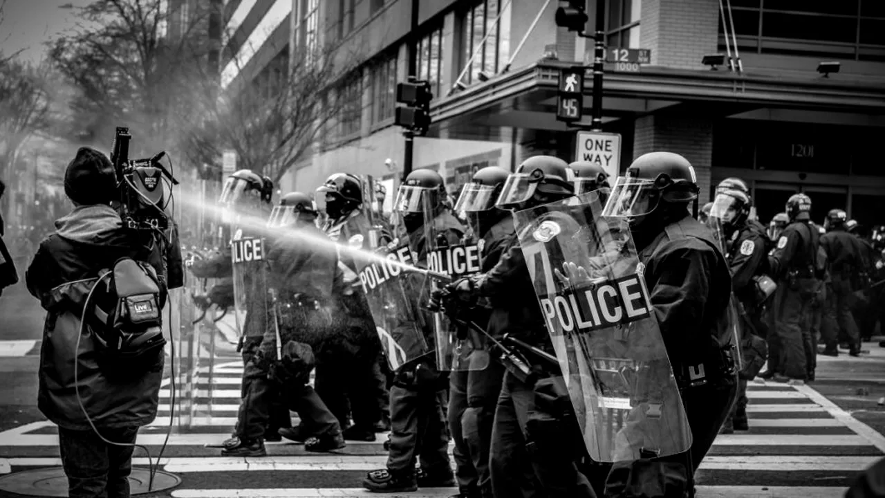 REVOLTĂ. Proteste violente în Minneapolis! Se cere dreptate pentru bărbatul afro-american mort în mâinile polițiștilor. VIDEO șocant