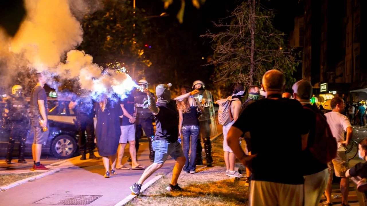 Protestele din Serbia iau o turnură DRAMATICĂ! Ciocniri violente în rândul manifestanților. Președintele acuză ingerințe străine