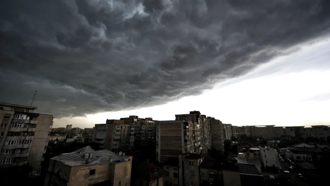 AVERTIZARE METEO. ANM: Ploi torențiale, descărcări electrice și căderi de grindină