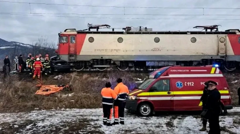 O tânără de 26 de ani și un tânăr de 28 de ani au MURIT, după ce mașina în care se aflau a fost lovită de un tren în județul Bacău