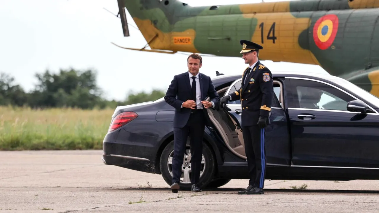 Vom avea o întâlnire Macron-Zelenski? Președintele Franței, despre singura soluţionare posibilă a conflictului ruso-ucrainean. Cum și-a justificat, în fața ziariștilor români, afirmația „Rusia nu trebuie umilită