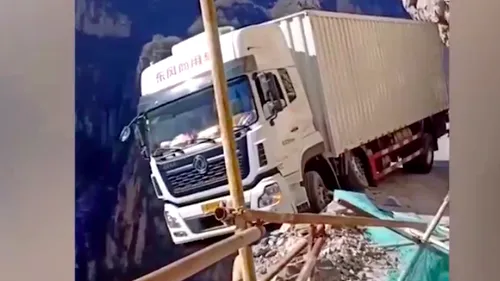 FOTO | Un camion, rămas atârnat deasupra unei prăpăstii de 300 de metri. Cum s-a întâmplat