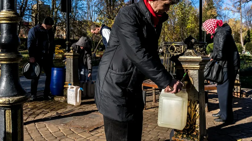 Putin amenință din nou! Oamenii din Kiev stau la coadă ca să ia apă de la cișmelele publice după bombardamentele de luni