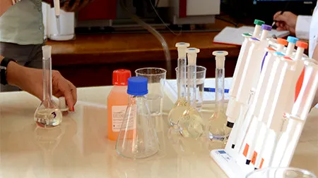 Cercetătorii UPB au creat un dezinfectant inovator. Mihnea Costoiu: Poate fi produs rapid în cantităţi mari şi are impact redus asupra mediului