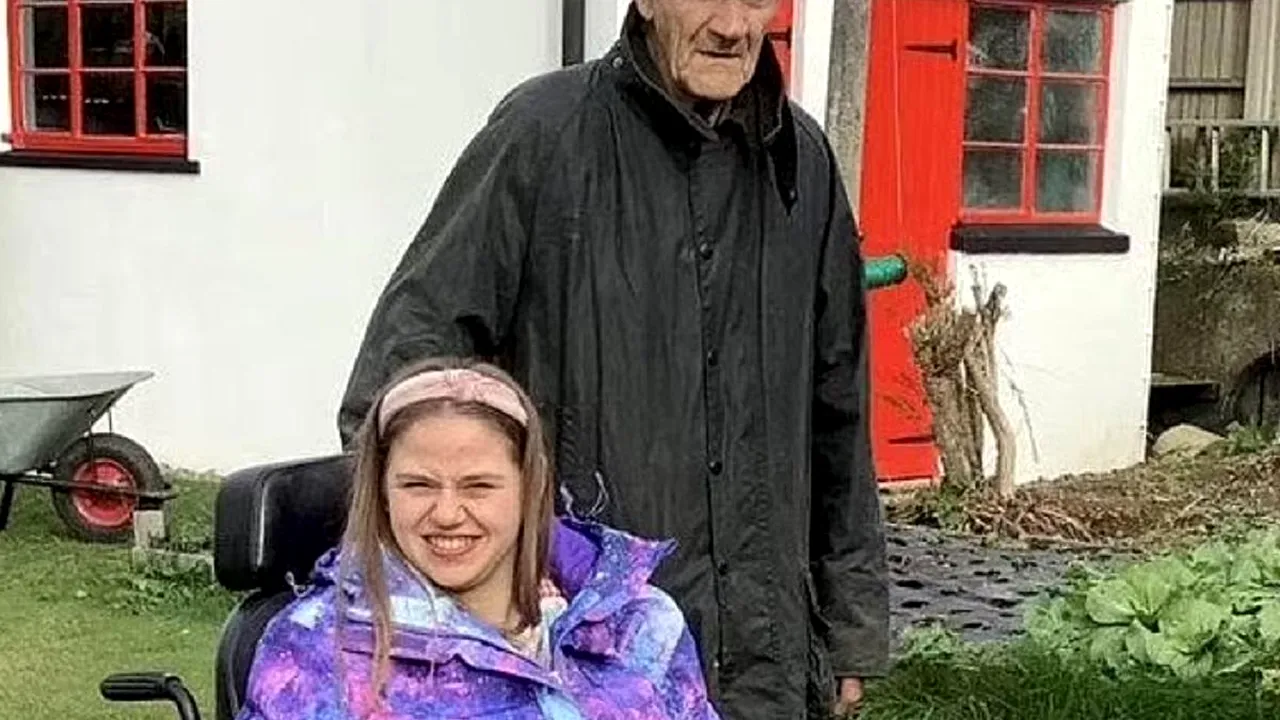 Un bărbat a murit după ce a sărit în apă pentru a-i salva viața fiicei sale cu dizabilități, ţintuită în scaunul cu rotile, în Anglia