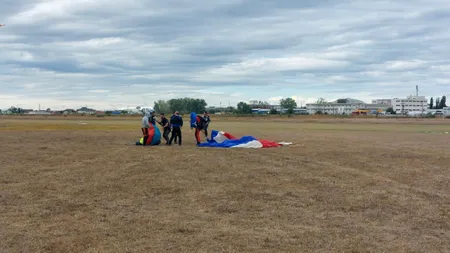 Cerere în căsătorie inedită. Au sărit cu PARAȘUTA și la sosire a fost cerută în căsătorie