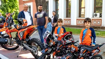 Concurează pe motociclete la doar 6 ani! Cine sunt surorile-minune din Giurgiu