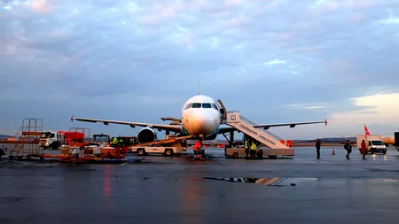 Un avion al unei companii low-cost, care zbura pe ruta Londra-București, a aterizat de urgență la Budapesta. A fost nevoie de intervenția polițiștilor