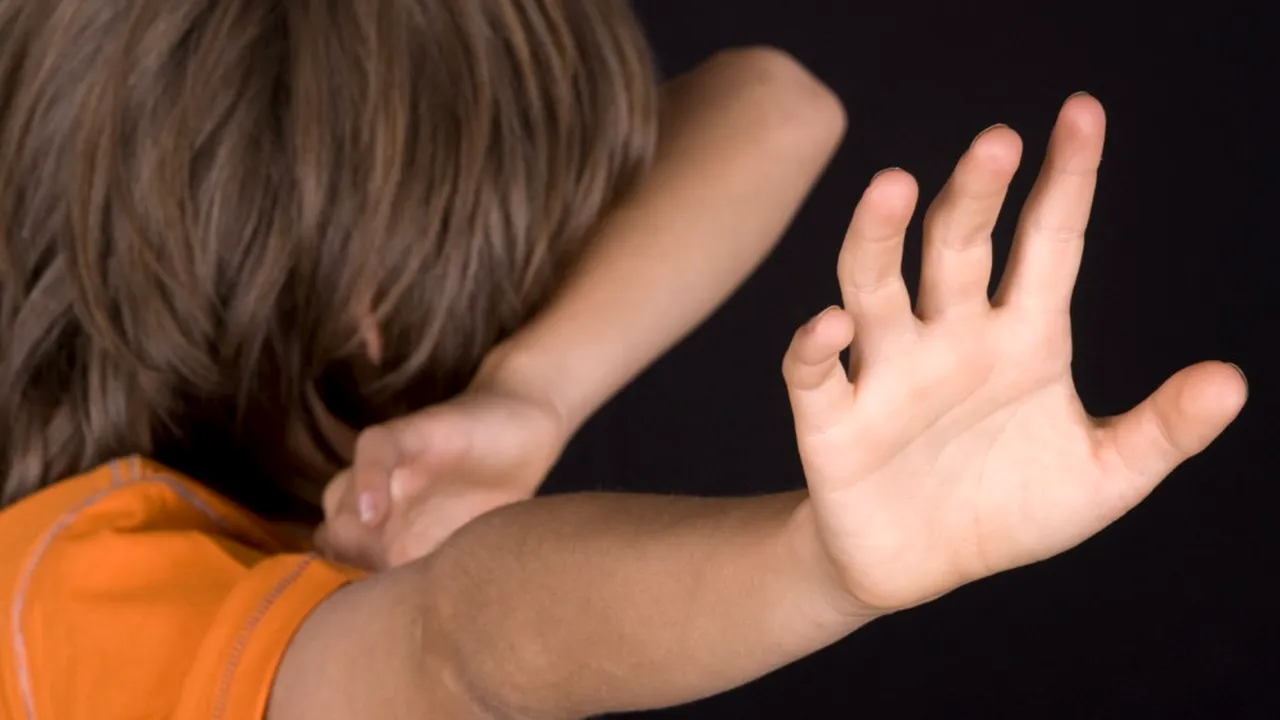 Un bărbat se distra punându-și copiii să se bată: 