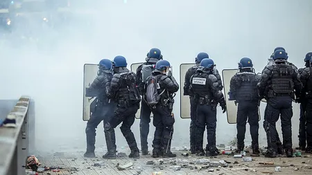 INTERNAȚIONAL. Arde și Parisul - gaze lacrimogene, cocktailuri Molotov, mașini incendiate! Violența din America, exportată în Europa