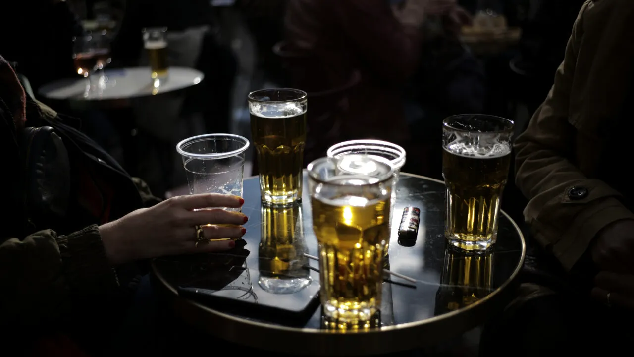 În Franța, le fromage se asortează cu berea / Cresc preferințele pentru băuturile fără alcool / Ce consumă românii