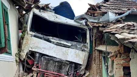 Incident în Mehedinți. Un TIR a părăsit șoseaua și a intrat într-o casă (GALERIE FOTO)