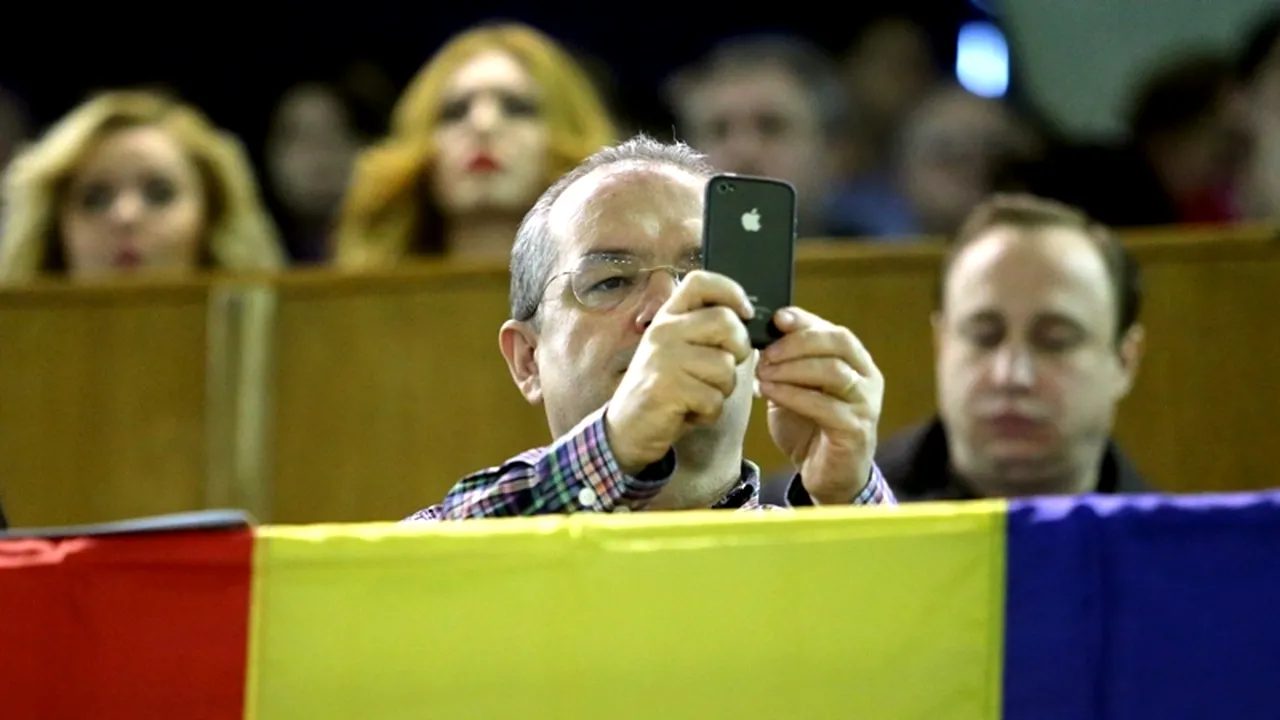 Boc a executat mai multe lovituri de pedeapsă la handbal, la inaugurarea unei săli de sport