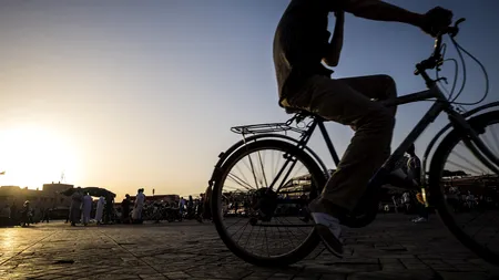 Aproape de COMA ALCOOLICĂ, un biciclist pedala PRIN ÎNTUNERIC