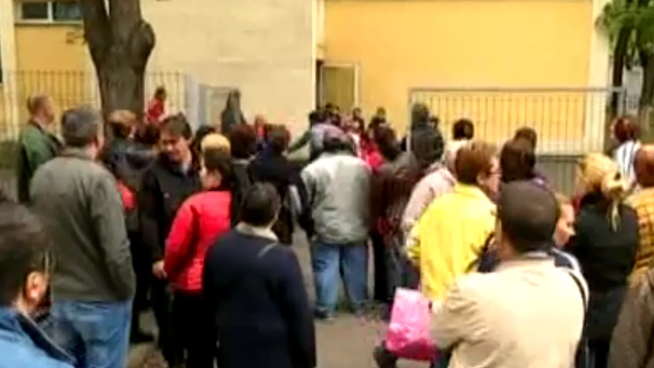 Profesor de sport, acuzat că a fotografiat eleve în toaleta unei școli din București