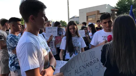 Colegii Alexandrei protestează în fața Poliției din Caracal: Alo, 112, sunt Alexandra și vreau să trăiesc. Trebuie să suni de miercuri seară dacă ai probleme joi