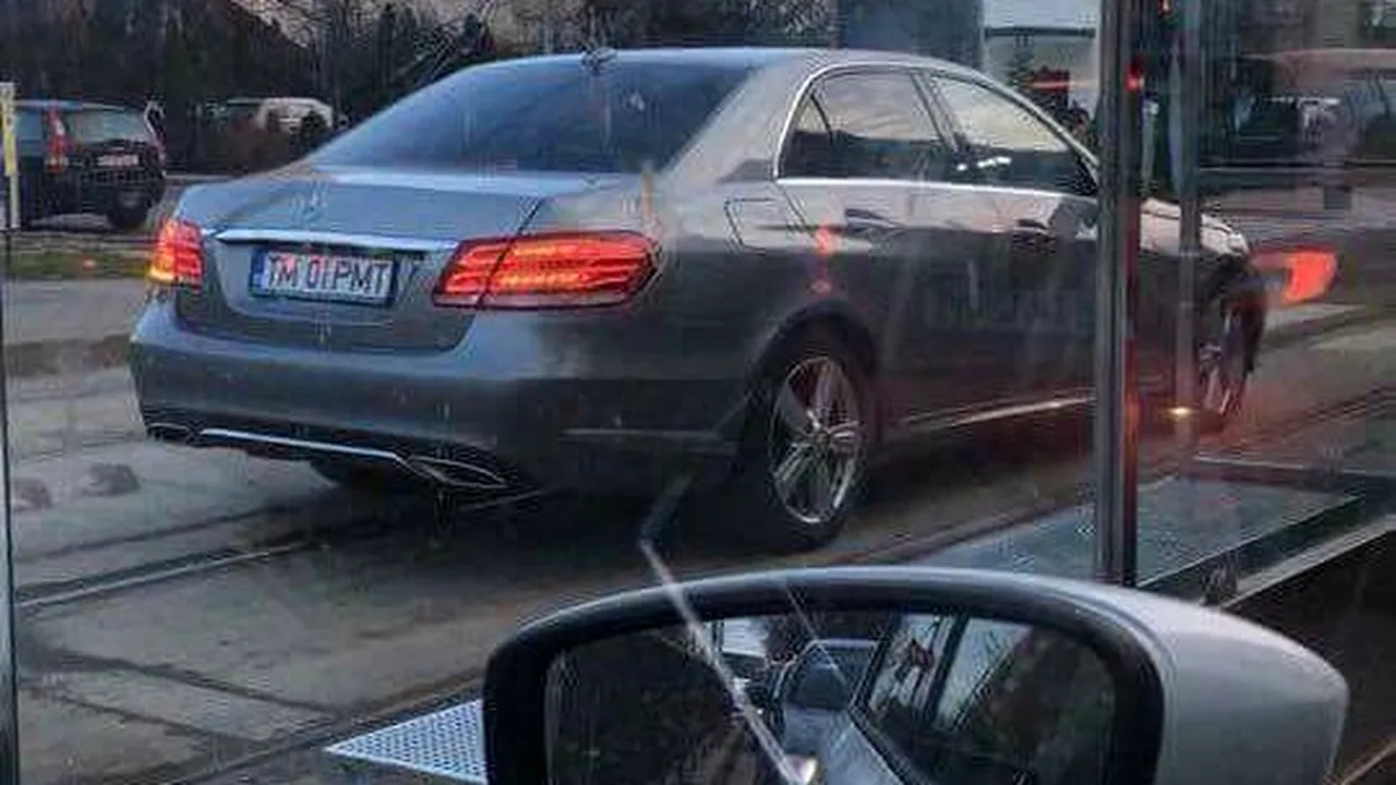 Răspuns arogant al primarului Timișoarei, fotografiat când depășea o coloană de mașini pe linia de tramvai: Circul în regim de urgență. Evident că am fost pe șantier