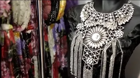 Există rochii de seară de ÎNCHIRIAT, pentru sărbători. Cum se pregătesc doamnele pentru noaptea de Revelion