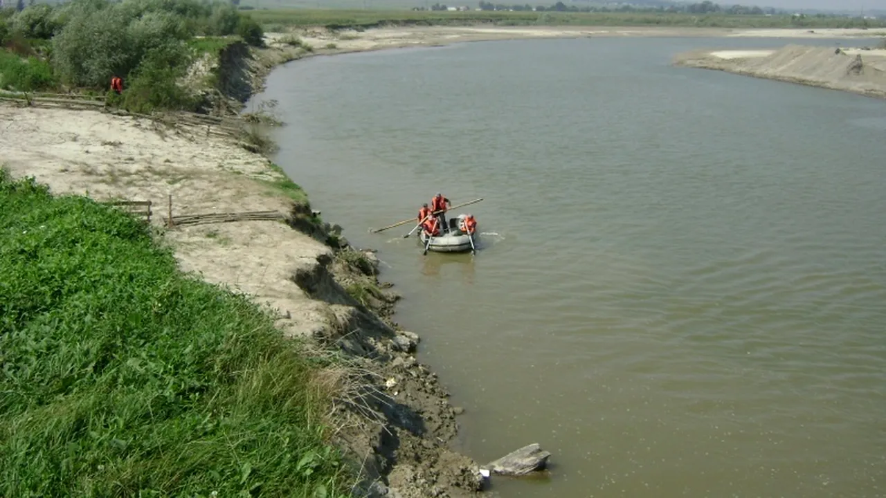 Dâmbovițean căutat de pompieri, după ce a căzut dintr-o căruță cu care voia să traverseze un râu