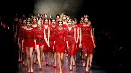 Mama este un celebru top model. Fiica îi calcă pe urme. Cât de mult seamănă cele două