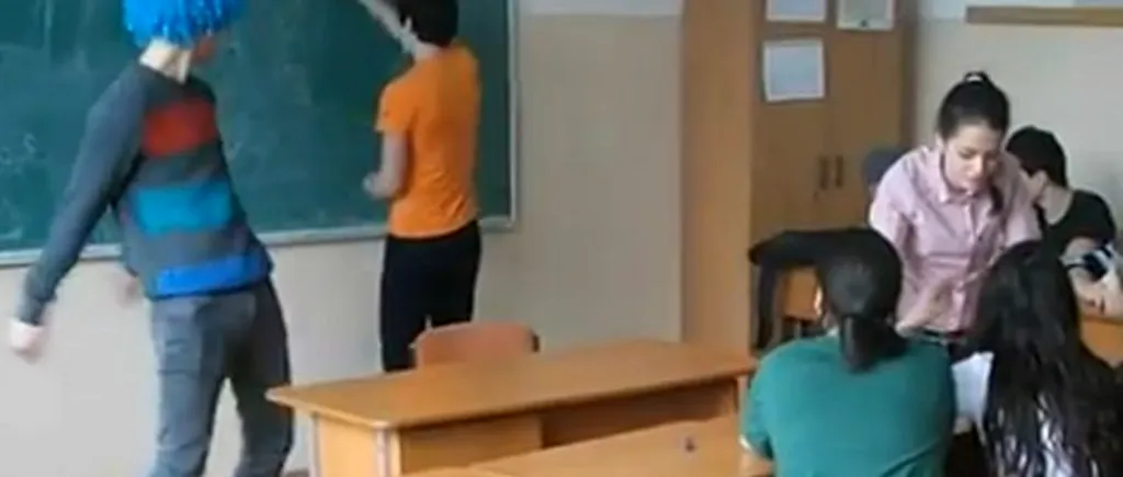 Ce fac elevi la gimnaziu în clase: dansează lasciv pe melodia Harlem Shake