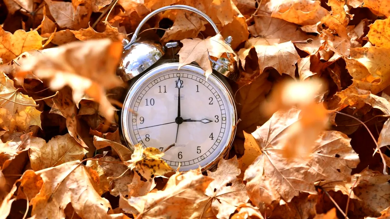 Când se dau CEASURILE înapoi cu o oră și de ce se întâmplă numai în zile de weekend