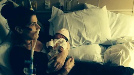 Povestea care a emoționat întreaga lume. Ce s-a întâmplat la câteva zile după ce această femeie a devenit mamă