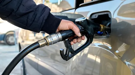 Benzina, mai scumpă cu peste 50 de bani, motorina cu aproape 20 de bani, azi. Cât costă un litru de carburant în cele mai importante orașe