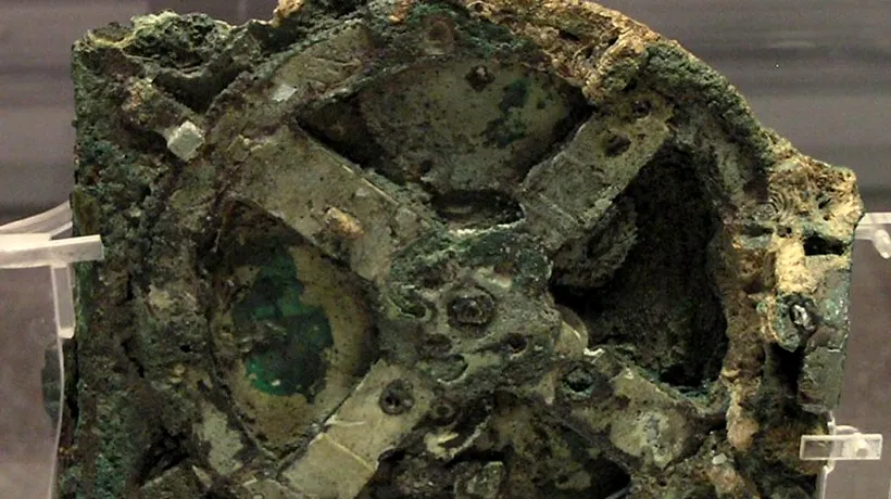  Mecanismul din Antikythera . Cercetătorii pornesc din nou pe urmele computerului de bronz